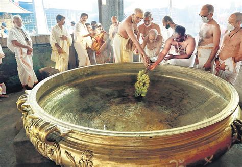 Devotee offers 2-tonne bronze ‘vaarpu’ to Guruvayur temple