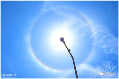 内蒙古额尔古纳出现有彩虹光环的巨大日晕