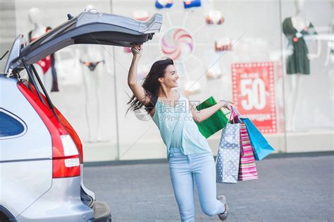 购物后年轻有魅力的女人女把她的购物袋放进车里快乐的女高清图片下载-正版图片504162987-摄图网