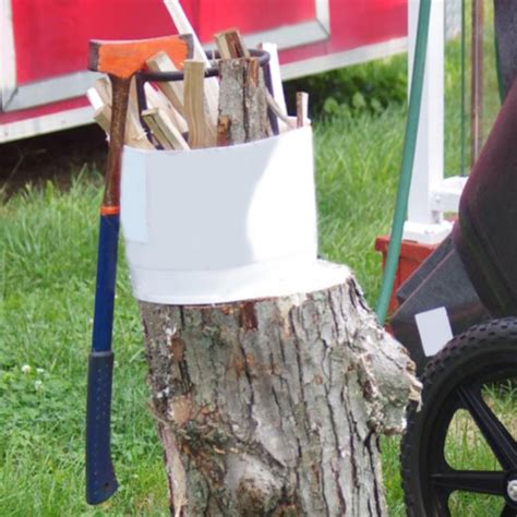 Splitting Firewood Using a Log Splitter 的图像结果