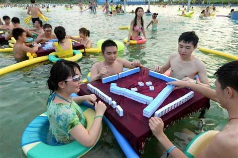 重庆市民为纳凉 在水中打麻将下象棋 / 南京麻将 唐人游 官网