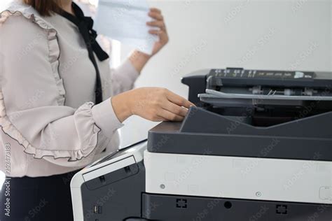 Woman Using Copy Machine 的图像结果