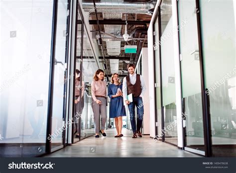 Group of Business People Walking 的图像结果