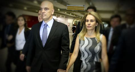 Esposa de Alexandre de Moraes escapa de detector de metais e causa revolta