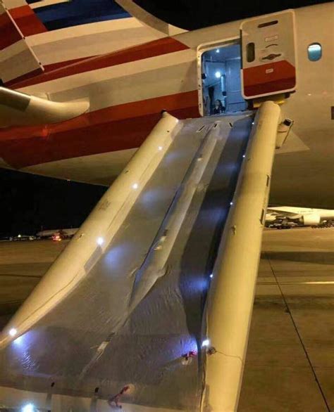 美国航空航班在浦东机场误放滑梯 延误两小时起飞_央广网