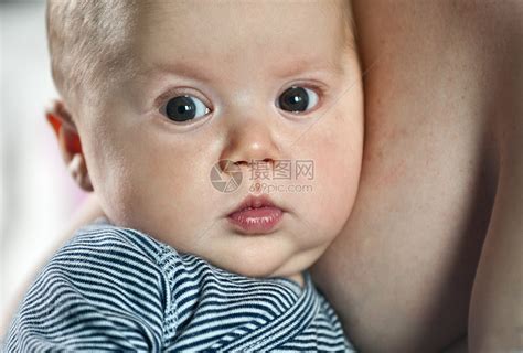 与母亲在一起的新生儿男孩高清图片下载-正版图片501814113-摄图网