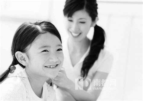 母亲节快乐！两个孩子的女儿和父亲祝贺妈妈。妈妈、爸爸和女孩们笑着拥抱。家庭度假和团结。库存照片609897266 | Shutterstock