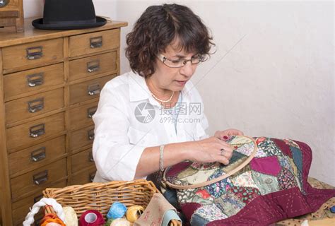 在家中缝纫和裁的成熟女人高清图片下载-正版图片307213613-摄图网