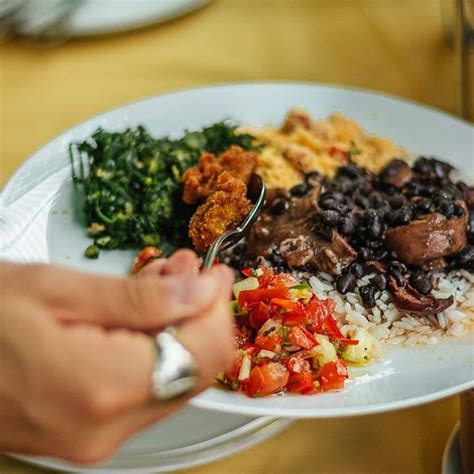 Feijoada à brasileira com samba aos sábados no Boteco Dona Luzia ...