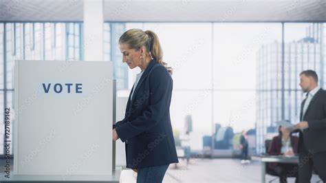 Modern Image of People Voting 的图像结果