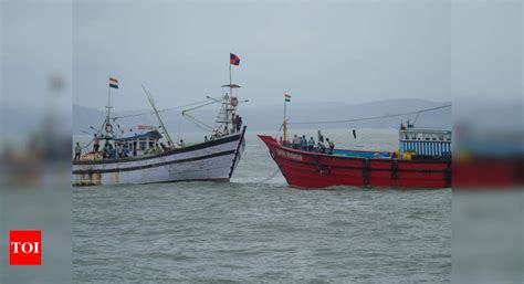 Coast guard comes to aid of stricken fishing boat off Karwa | Mangaluru ...