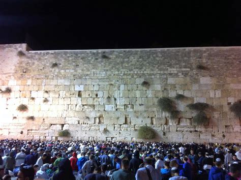 בעולמם של חרדים: סליחות בכותל