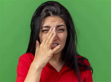 आँखों में जलन क्यों होती है? 10 कारण, लक्षण और तुरंत राहत के उपाय