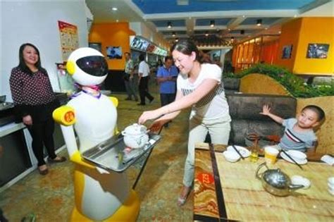 湖南首家机器人餐厅长沙开业 机器人能做面能端菜_湖南频道_凤凰网