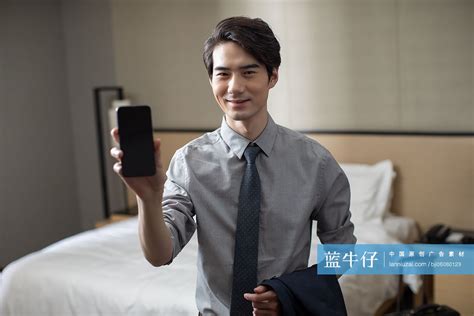年轻商务男士入住酒店-蓝牛仔影像-中国原创广告影像素材