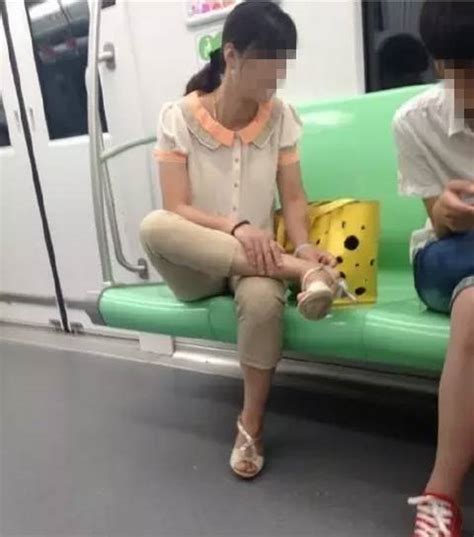 地铁上小伙不让座，大妈竟一屁股坐在他腿上！顿时......网友炸了！|大妈|地铁|老弱病残_新浪新闻