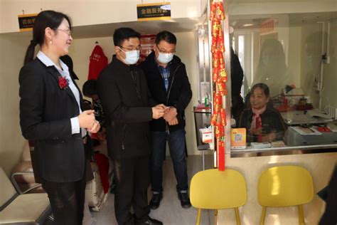 图为济南农商银行工作人员到普惠金融服务站开展实地调研。