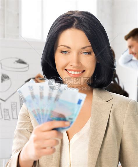 快乐的女商务人士 在办公室有现金高清图片下载-正版图片322202458-摄图网