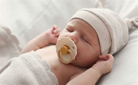 डॉक्टर ने बताया गर्मियों में घर के अंदर नवजात बच्चे को टॉपी पहनाना ...