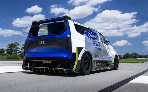 Ford Pro Electric SuperVan: une fourgonnette électrique de 1973 chevaux ...