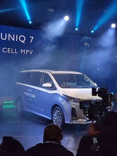 MG Motor displays hydrogen fuel-cell-powered vehicle EUNIQ7 at Auto ...