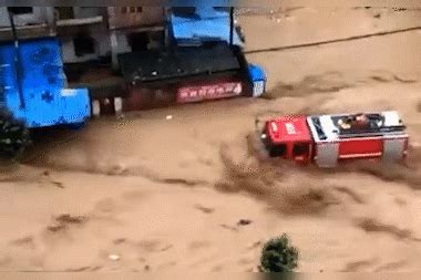 【广东】消防车突遇山洪爆发被冲走 消防：人和车都安全_都安全_突遇_人和