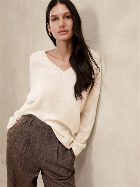 Lightweight Cashmere V-Neck Sweater | Banana Republic