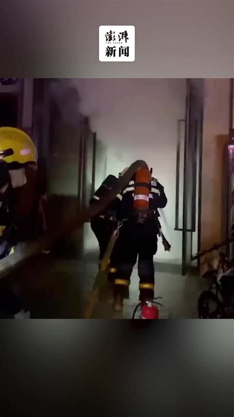 福州一民房失火 消防员冲入火场救出三名孩子_新浪新闻