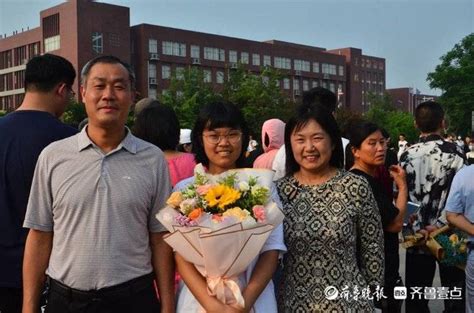 菏泽：高考结束 考场外家长花式迎接考生_腾讯新闻