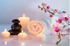massaggio con candele preparation for in white with towels stones massaggio con candele preparation for in white with towels stones