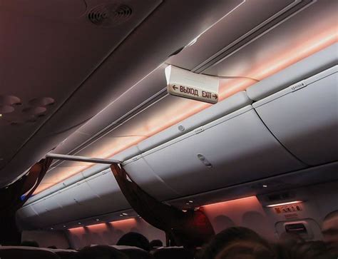 Heres The Exact Reason Why Planes Dim Their Lights While Landing
