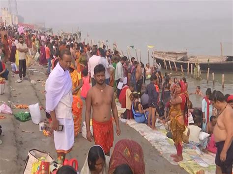 Patna: Devotees take holy dip at Patliputra Ghat in Ganga on first-day ...