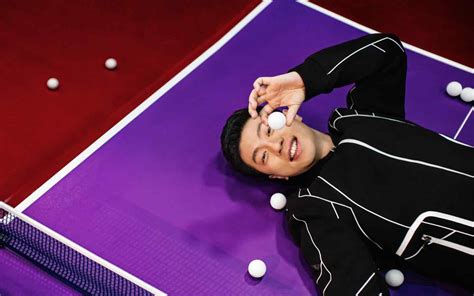马龙躺在乒乓球台上的高清写真桌面壁纸 -桌面天下（Desktx.com）