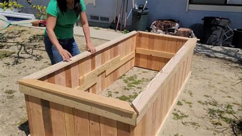 I made a planter box for my next door neighbor : r/woodworking