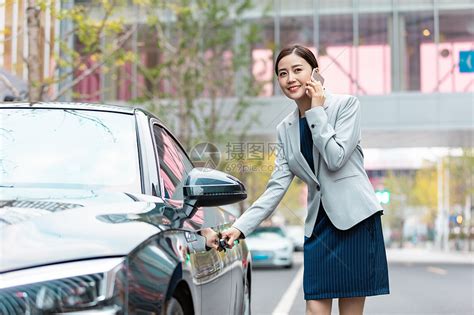 商务女性开车门高清图片下载-正版图片501529001-摄图网