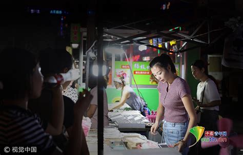 美女大学生陪丈夫摆摊卖小吃 生意火爆_图片频道__中国青年网