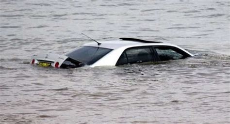 汽车掉入水里 该怎么自救 | 新生活报 - ILifePost爱生活
