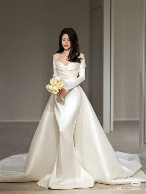 𝓢𝓪𝓿𝓮 = 𝓯𝓸𝓵𝓵𝓸𝔀 | Wedding gowns, Simple wedding gowns, Satin bridal gowns