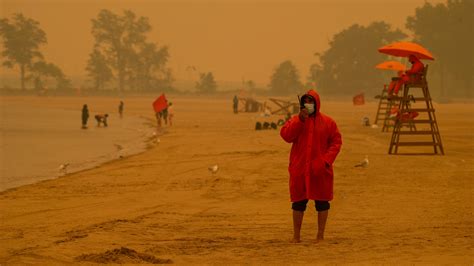 Why the Wildfire Smoke Makes the Sky Turn Wild Colors - The New York Times