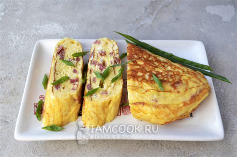 Яичный рулет с колбасой и сыром на сковороде — рецепт с фото пошагово