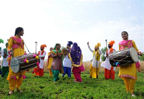 Baisakhi 2018: Amitabh Bachchan, Varun Dhawan, Madhuri Dixit and others wish fans - IBTimes India