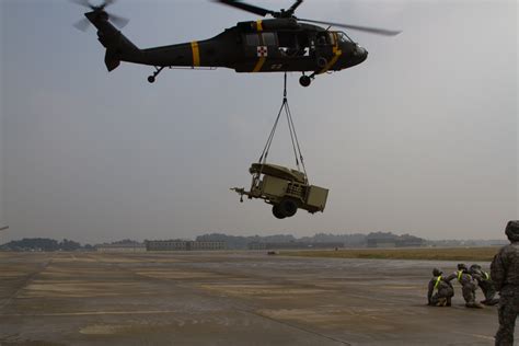 Signal Soldiers Conduct Sling Load Training | Article | The United ...