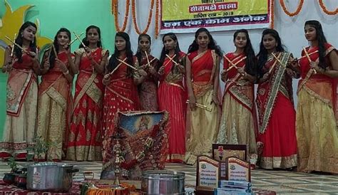 डांडिया नृत्य से बच्चियों ने बांधा समां - many peoples present during ...