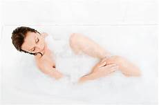 nella vasca da bagno la donna attraente gode di nella vasca da bagno immagine nella vasca da bagno la donna attraente gode di nella vasca da bagno immagine