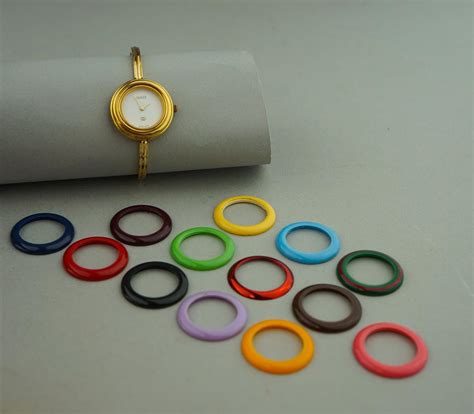 Lot - VINTAGE GUCCI WATCH WITH INTERCHANGEABLE BEZELS