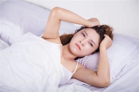 女人睡眠不好怎么调理（为什么女人更年期总是失眠）_可可情感网