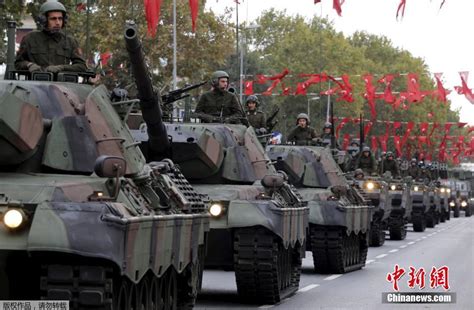 土耳其举行大阅兵：豹1改型坦克群威武霸气 -新华时政-新华网