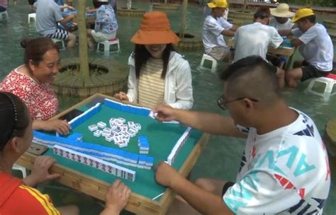 重庆市民水中打麻将消暑-国际在线