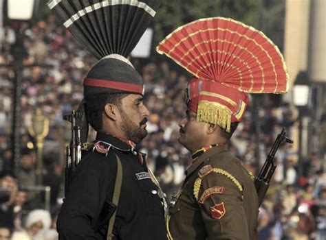 हिंदुस्तानी सीमा में घुस आया बच्चा, सेना ने कपड़े और मिठाई के साथ PAK ...