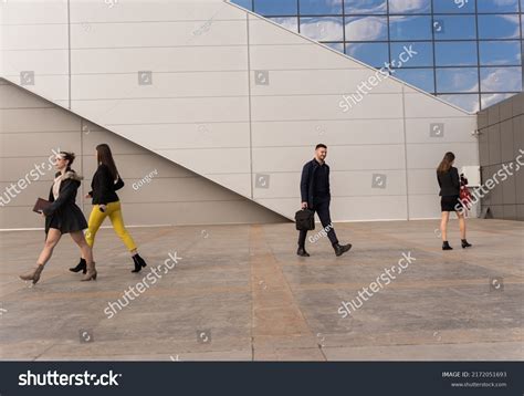 Business People Walking Fast 的图像结果
